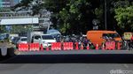 Lalin di Gatsu yang Mengarah ke Gedung DPR Masih Ditutup