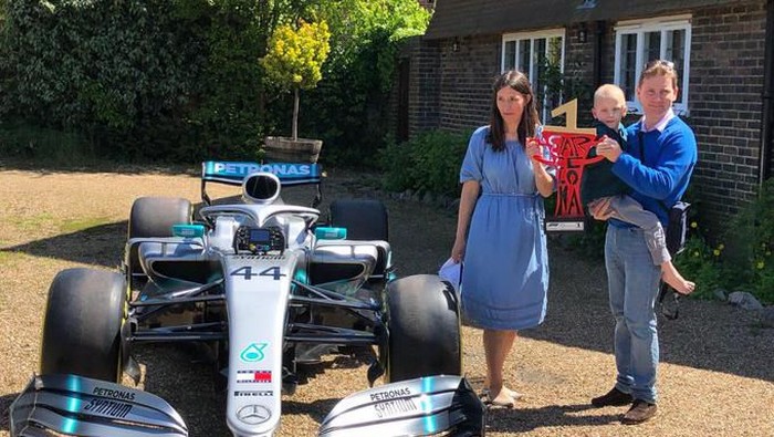 Seorang bocah pengidap kanker mendapat hadiah dari Lewis Hamilton berupa mobil F1. Foto: Foto: Twitter/@F1 Seorang bocah pengidap kanker mendapat hadiah dari Lewis Hamilton berupa mobil F1. Foto: Foto: Twitter/@F1