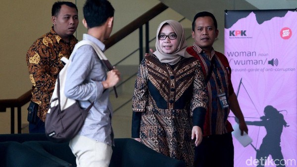 Gaya Eni Saragih Saat Diperiksa KPK Soal Sofyan Basir