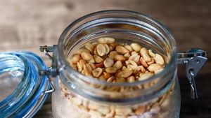 Cara Membuat Kacang Goreng Bawang yang Renyah dan Garing