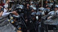 Aksi di depan gedung Bawaslu kali ini bertujuan untuk membuka dialog dengan polisi terkait kerusuhan yang terjadi pada 21-22 Mei kemarin. Para peserta aksi juga mengulurkan tangan untuk meminta maaf kepada polisi atas bentrok yang terjadi beberapa waktu sekaligus meminta agar kerusuhan tersebut tak terjadi lagi.  