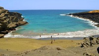 Tidak berwarna putih, tapi pasir pantainya berwarna hijau. (iStock)