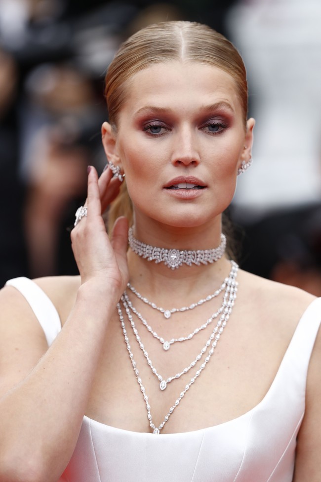 Toni lalu menyempurnakan gayanya dengan perhiasan berlian dari Messika Jewelry. Perhiasan tersebut berupa statement necklace yang menjuntai di lehernya.  Foto: Getty Images
