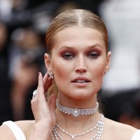 Toni lalu menyempurnakan gayanya dengan perhiasan berlian dari Messika Jewelry. Perhiasan tersebut berupa statement necklace yang menjuntai di lehernya.  Foto: Getty Images