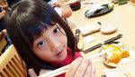 Menggemaskan! Gaya Kulineran Ellyna, Putri Cantik Nicky Tirta