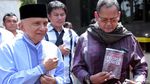 Amien Rais Bawa Buku Jokowi People Power Saat Sambangi Polda