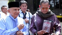 Saat menyambangi Polda Metro Jaya, Amien nampak membawa buku berjudul Jokowi People Power.