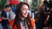 Sri Wahyumi terlihat mengumbar senyum saat keluar dari gedung KPK, Jalan Kuningan Persada, Jakarta Selatan.