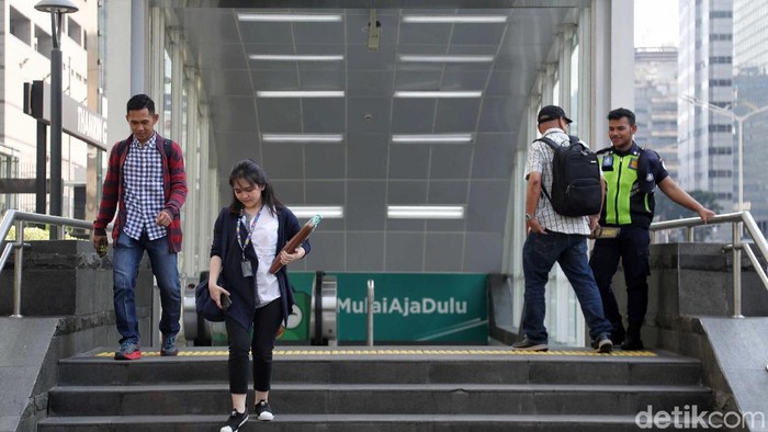 Moda Raya Transportasi (MRT) Jakarta mulai beroperasi normal hari ini. Sebelumnya, transportasi publik itu sempat dihentikan sementara waktu imbas aksi 22 Mei.