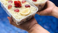 Tampilan salad buah ini bikin ngiler banget. Parutan keju cheddarnya super royal dengan topping irisan lemon. Eh, isiannya ada jelly juga tuh. Foto: Instagram sasndr