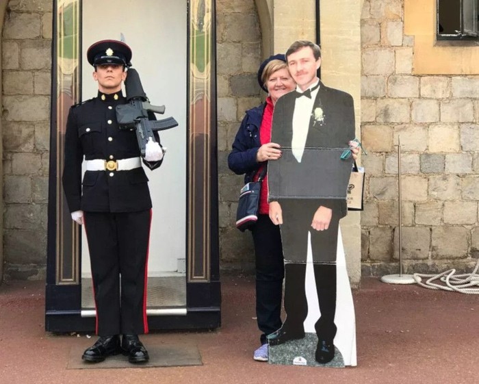 Wanita yang Traveling dengan Kardus Bergambar Mendiang Suaminya