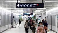 Sejumlah pengunjung nampak hilir mudik untuk menggunakan moda transportasi publik baru di Jakarta ini.