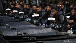 Momen Brimob Buka Puasa Bersama di Sela Amankan Bawaslu