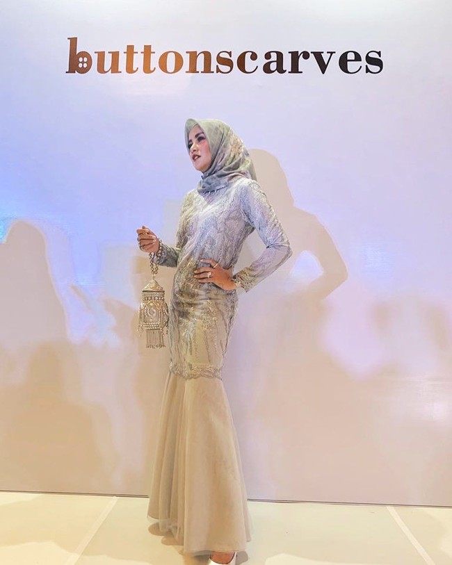 Beberapa waktu lalu, ia pun menjadi muse pada fashion show Buttonscarf. Ia terlihat menawan mengenakan hijab segi empat bermotif yang sedang hits di kalangan hijabers. Foto: Instagram/OllaRamlanAufar
