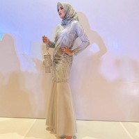 Beberapa waktu lalu, ia pun menjadi muse pada fashion show Buttonscarf. Ia terlihat menawan mengenakan hijab segi empat bermotif yang sedang hits di kalangan hijabers. Foto: Instagram/OllaRamlanAufar