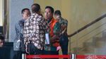 Momen Rommy Pamer Buku Yoga di KPK