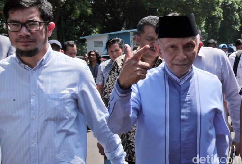 Amien Rais Full Amunisi di Hadapan Polisi Amien Rais Full Amunisi di Hadapan Polisi