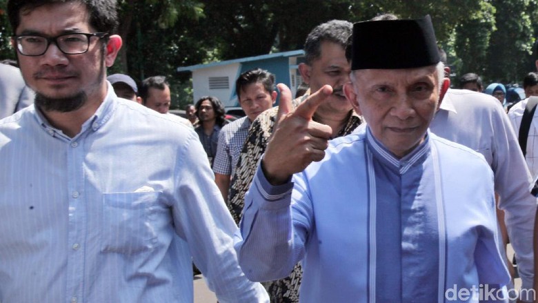 Amien Rais Bawa Bukti Full Amunisi dalam Pemeriksaan soal Makar Amien Rais Bawa Bukti Full Amunisi dalam Pemeriksaan soal Makar