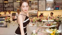 Dari semua makanan yang ada, nampaknya Ngoc sedang kebingungan ingin mengambil makanan yang mana sebagai camilannya. Foto: Instagram @ngoctrinh89