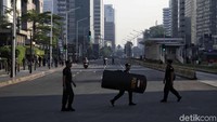 Polisi masih berjaga di sekitar gedung Bawaslu.