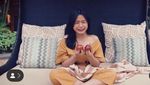 Pose Manis Brisia Jodie Saat Makan Gulali dan Apel