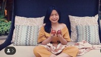 Wah, lagi-lagi memegang buah apel. Saat itu, gadis bersuara merdu ini tengah membuat sebuah video singkat dengan lagu Seandainya. Foto: Instagram brisiajodie96