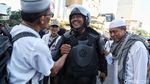 Harmonis! Momen Akrab Massa dengan Polisi di Depan Bawaslu