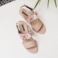 Ingin praktis tapi tetap cantik saat mudik dan silahturahmi Lebaran? Sandal sepatu bisa jadi pilihan yang cocok. Beragam brand lokal menawarkan opsi-opsi menarik. Salah satunya datang dari Bembii Bloop Shoes berikut punya detail bunga berikut. Gya Pinknude dijual Rp 375 ribuan. Foto: Instagram