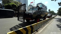 Sejumlah kendaraan taktis juga disiapkan di lokasi.