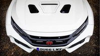 Mobil sedan ini juga disebut sebagai mobil reli hardcore, berkat tampilan yang layaknya seperti mobil rally dengan menggunakan bodi kit yang gondrong. Selain itu penggunaan ban BF Goodrich Tyres (222/55) dengan pelek 18 inci alloy rims, menambah keren tampilan layaknya benar-benar mobil rally. Foto: Pool (Jalopnik)