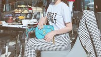 Dari semua makanan yang ada, nampaknya Ngoc sedang kebingungan ingin mengambil makanan yang mana sebagai camilannya. Foto: Instagram @ngoctrinh89