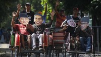 Warga di Kota Solo punya cara unik untuk menyerukan perdamaian dan rekonsiliasi pascapemilu. Mereka menggunakan topeng wajah Jokowi hingga Prabowo dalam aksi damai tersebut, Solo, Jawa Tengah, Jumat (24/5/2019).