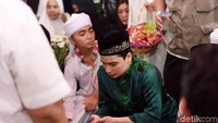 Duka putra-putra Arifin Ilham, Alvin Faiz juga Azka di momen meninggalnya sang ayah. Foto: Noel/detikFoto