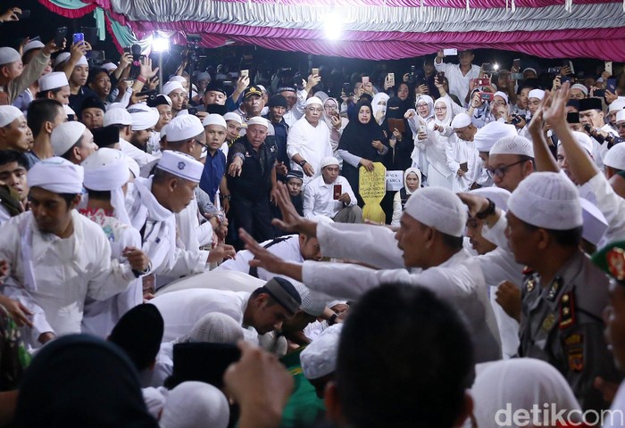 Ribuan Orang  di Pemakaman  Ustaz Arifin Ilham