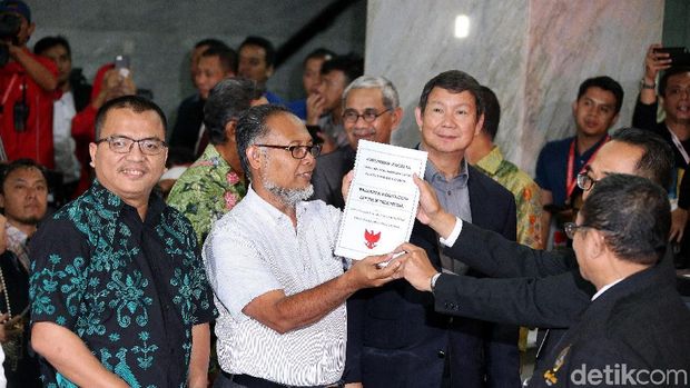 Terang Redup Karir Denny Indrayana yang Kini Bela Prabowo di MK