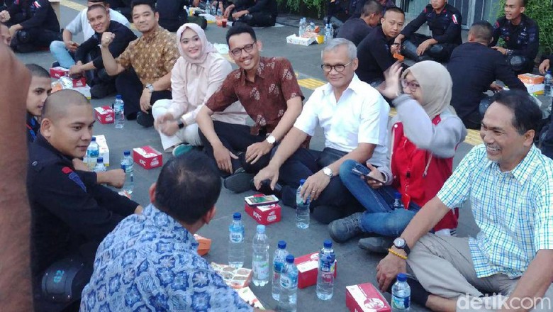 Relawan dan TKN Jokowi-Maruf Bukber dengan Aparat di Bundaran HI Relawan dan TKN Jokowi-Maruf Bukber dengan Aparat di Bundaran HI