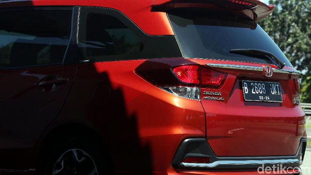 Sentuhan di bagian belakang Mobilio