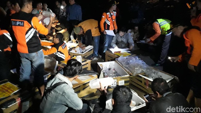 Tengah Malam, 77 Ribu Benih Lobster Sitaan Dilepas di Laut Selatan Tengah Malam, 77 Ribu Benih Lobster Sitaan Dilepas di Laut Selatan