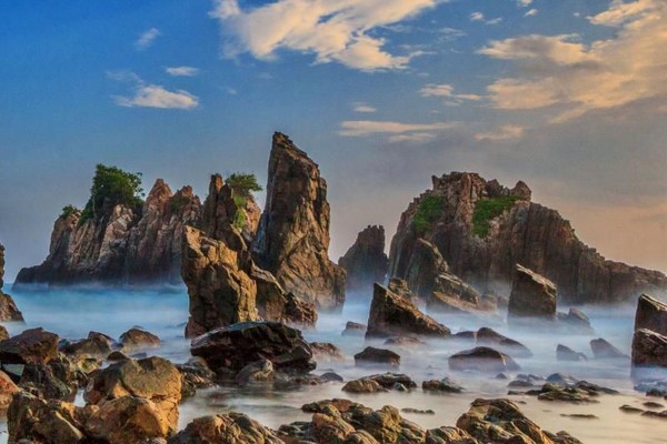 Sesuai namanya, pantai ini unik karena pemandangan batu karangnya. Katanya mirip gigi hiu, runcing-runcing dan tersebar di bibir pantai. Pantai Gigi Hiu berada di Kecamatan Kelumbayan, Kabupaten Tanggamus, Lampung. (Teguh Tofik Hidayat/dTraveler) Sesuai namanya, pantai ini unik karena pemandangan batu karangnya. Katanya mirip gigi hiu, runcing-runcing dan tersebar di bibir pantai. Pantai Gigi Hiu berada di Kecamatan Kelumbayan, Kabupaten Tanggamus, Lampung. (Teguh Tofik Hidayat/dTraveler)