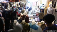 Beragam pakaian, mulai dari baju koko, gamis, hingga baju anak-anak dicari oleh para pengunjung untuk mempersiapkan diri jelang lebaran.