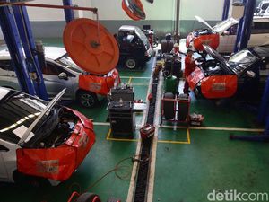 Jelang Lebaran, Bengkel Dipenuhi Mobil Pemudik