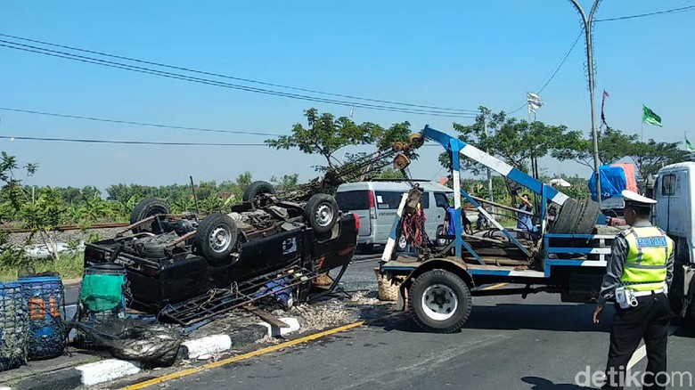 Pecah Ban, Pikap Muat Ikan Terbalik di Lamongan Pecah Ban, Pikap Muat Ikan Terbalik di Lamongan
