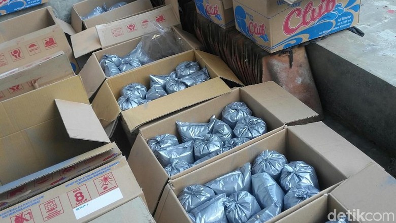 1,1 Kuintal Bahan Peledak Pembuat Petasan Diamankan dari Rumah di Bondowoso 1,1 Kuintal Bahan Peledak Pembuat Petasan Diamankan dari Rumah di Bondowoso