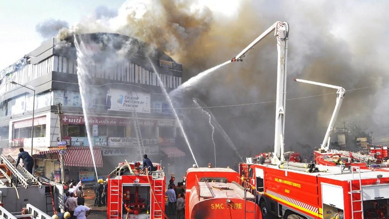 Kebakaran Tempat Bimbel di India Tewaskan 20 ABG, Pemiliknya Ditangkap Kebakaran Tempat Bimbel di India Tewaskan 20 ABG, Pemiliknya Ditangkap