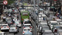 Sejumlah kendaraan yang melintas di sekitar kawasan Tanah Abang nampak terjebak kemacetan.