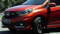 Selain lampu LED DRL, Honda New Mobilio juga diberikan tambahan chrome di depan dan belakang, serta aerokit pada seluruh tubuh mobil. Pelek 15 incinya juga jadi terlihat sangar berkat desain barunya. Sehingga, mobil keluarga 7-penumpang dari Honda ini terlihat lebih sporty dan modern.