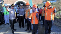 Kapolres Sumedang AKBP Hartoyo meninjau langsung proyek pembangunan jalan Tol Cisumdawu. Menurutnya, meski secara persiapan jalan Tol Cisumdawu sudah dapat digunakan, pemudik diimbau untuk menggunakan kecepatan maksimal 50 km/jam.