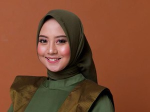 Lewat Nyanyi, Hijabers Ini Biayai Hidupnya Sejak SMA