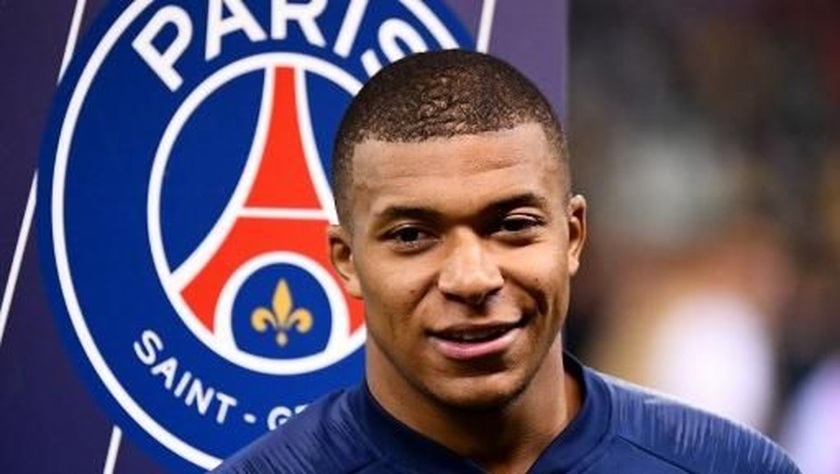 Presiden Paris Saint-Germain, Nasser Al-Khelaifi, yakin Kylian Mbappe akan bertahan (Foto: FRANCK FIFE / AFP)