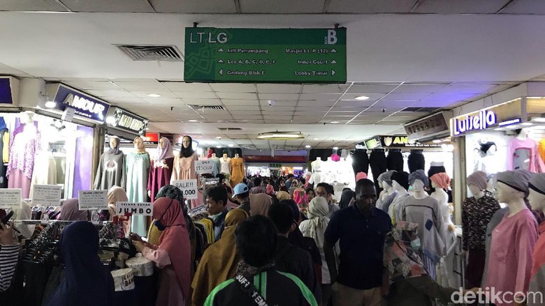Pascarusuh 22 Mei, Pasar Tanah Abang Kembali Bergeliat Pascarusuh 22 Mei, Pasar Tanah Abang Kembali Bergeliat